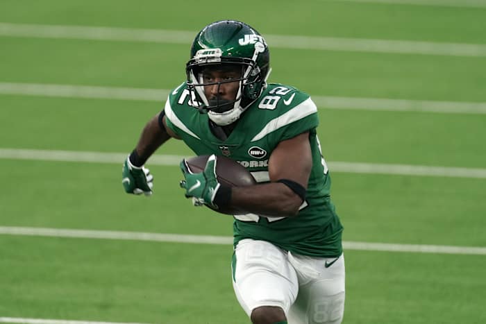 Jets WR Jamison Crowder carries ball